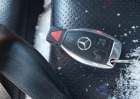 2018 Mercedes-Benz C 300 4Matic z USA, uszkodzony, nr VIN 55SWF4KBXJU276976